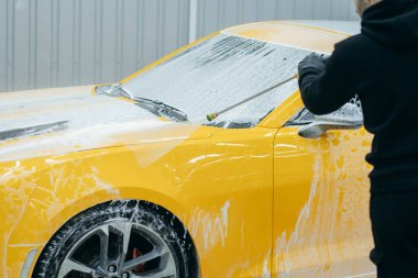 Sarı arabanın temizlenmesi. Araba temizleme