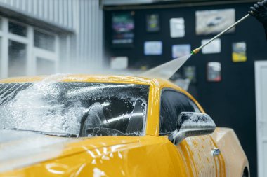 Sarı arabanın temizlenmesi. Araba temizleme
