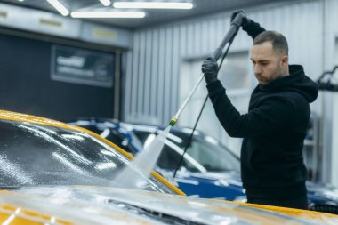 Sarı arabanın temizlenmesi. Araba temizleme