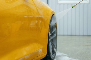 Sarı arabanın temizlenmesi. Araba temizleme