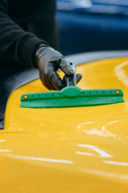 Sarı arabanın temizlenmesi. Araba temizleme