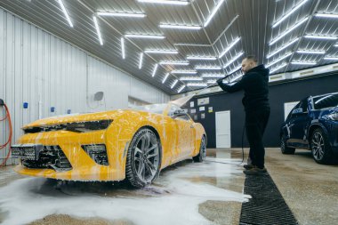 Sarı arabanın temizlenmesi. Araba temizleme