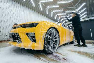 Sarı arabanın temizlenmesi. Araba temizleme