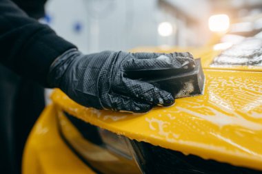 Sarı arabanın temizlenmesi. Araba temizleme