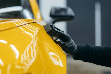 Sarı arabanın temizlenmesi. Araba temizleme