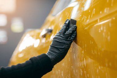 Sarı arabanın temizlenmesi. Araba temizleme