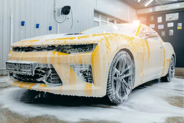 Sarı arabanın temizlenmesi. Araba temizleme