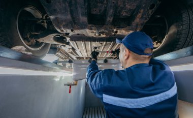 Arabada yağ değiştirmek.