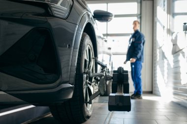 Tamir servis istasyonunda süspansiyon ayarlama ve otomobil tekeri hizalama sırasında otomatik mekanik kurulumu sensörü