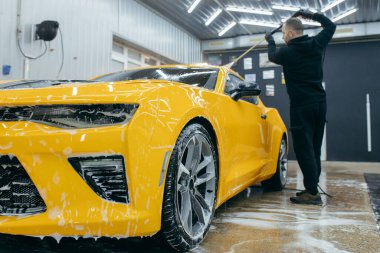 Sarı arabanın temizlenmesi. Araba temizleme