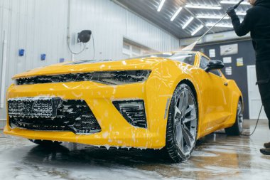 Sarı arabanın temizlenmesi. Araba temizleme