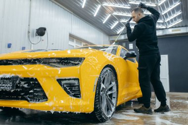 Sarı arabanın temizlenmesi. Araba temizleme