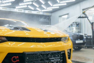 Sarı arabanın temizlenmesi. Araba temizleme