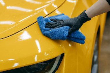 Detaylara girmeden önce arabayı yıka. Araba temizleme