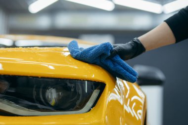 Detaylara girmeden önce arabayı yıka. Araba temizleme