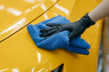 Detaylara girmeden önce arabayı yıka. Araba temizleme