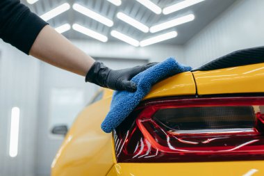 Detaylara girmeden önce arabayı yıka. Araba temizleme