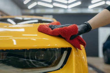 Detaylara girmeden önce arabayı yıka. Araba temizleme