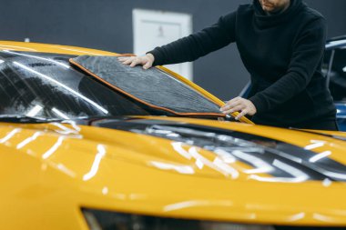 Detaylara girmeden önce arabayı yıka. Araba temizleme