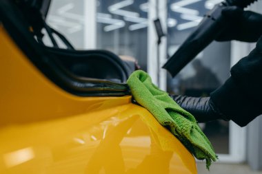 Detaylara girmeden önce arabayı yıka. Araba temizleme