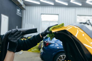 Detaylara girmeden önce arabayı yıka. Araba temizleme