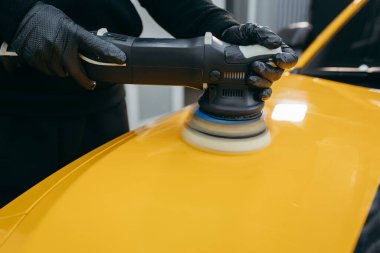 Atölyede sarı spor arabanın parlatılması süreci