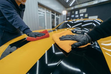 Cilaladıktan sonra arabayı lifle silmek.