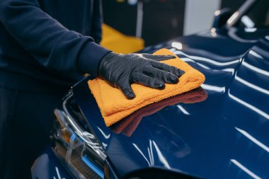 Cilaladıktan sonra mavi araba gövdesini lifle silmek