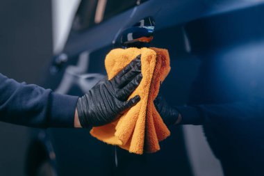 Cilaladıktan sonra mavi araba gövdesini lifle silmek