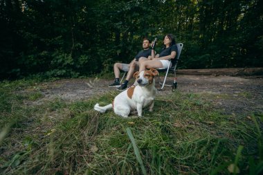 Yetişkin çift yazın göl kenarında doğada dinleniyor.