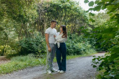 Genç çift yazın doğada dinleniyor.