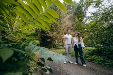 Genç çift yazın doğada dinleniyor.