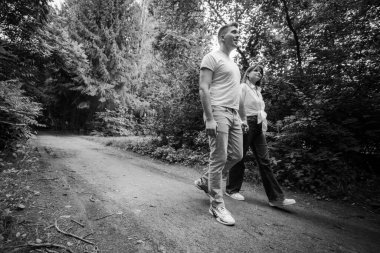 Genç çift yazın doğada dinleniyor.