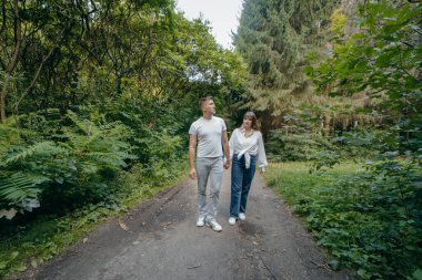 Genç çift yazın doğada dinleniyor.