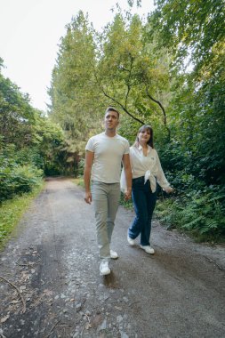 Genç çift yazın doğada dinleniyor.