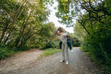 Genç çift yazın doğada dinleniyor.