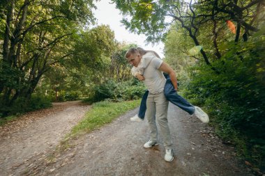 Genç çift yazın doğada dinleniyor.