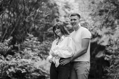 Genç çift yazın doğada dinleniyor.