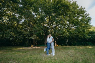 Genç çift yazın doğada dinleniyor.