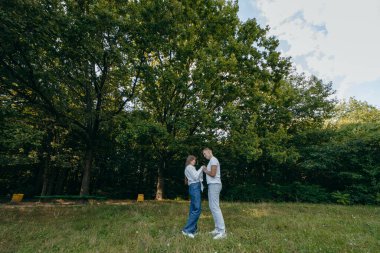 Genç çift yazın doğada dinleniyor.