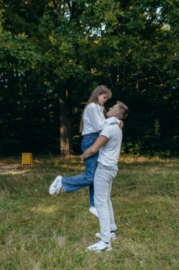 Genç çift yazın doğada dinleniyor.