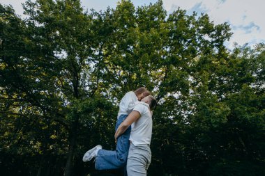 Genç çift yazın doğada dinleniyor.