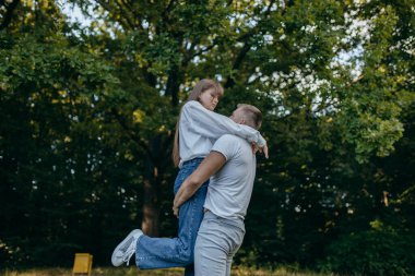 Genç çift yazın doğada dinleniyor.