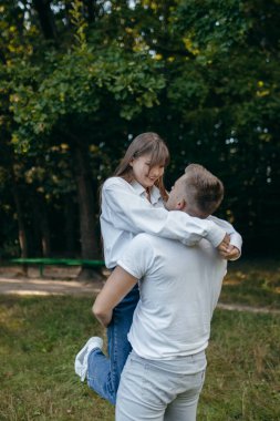 Genç çift yazın doğada dinleniyor.