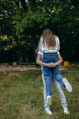 Genç çift yazın doğada dinleniyor.