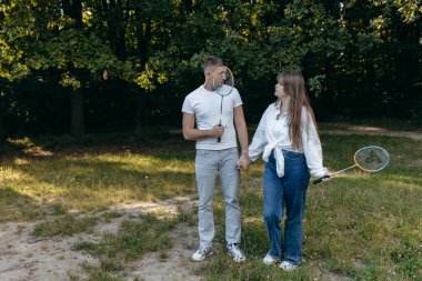 Genç çift yazın doğada dinleniyor.