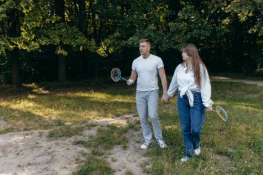 Genç çift yazın doğada dinleniyor.