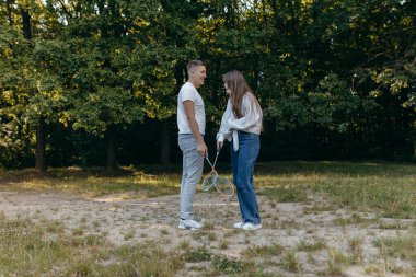 Genç çift yazın doğada dinleniyor.