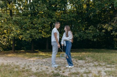 Genç çift yazın doğada dinleniyor.