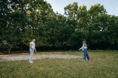 Genç çift yazın doğada dinleniyor.